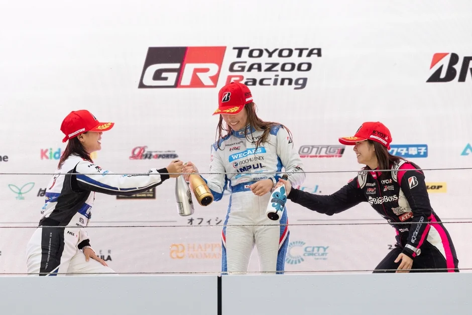 表彰台の女性ドライバー