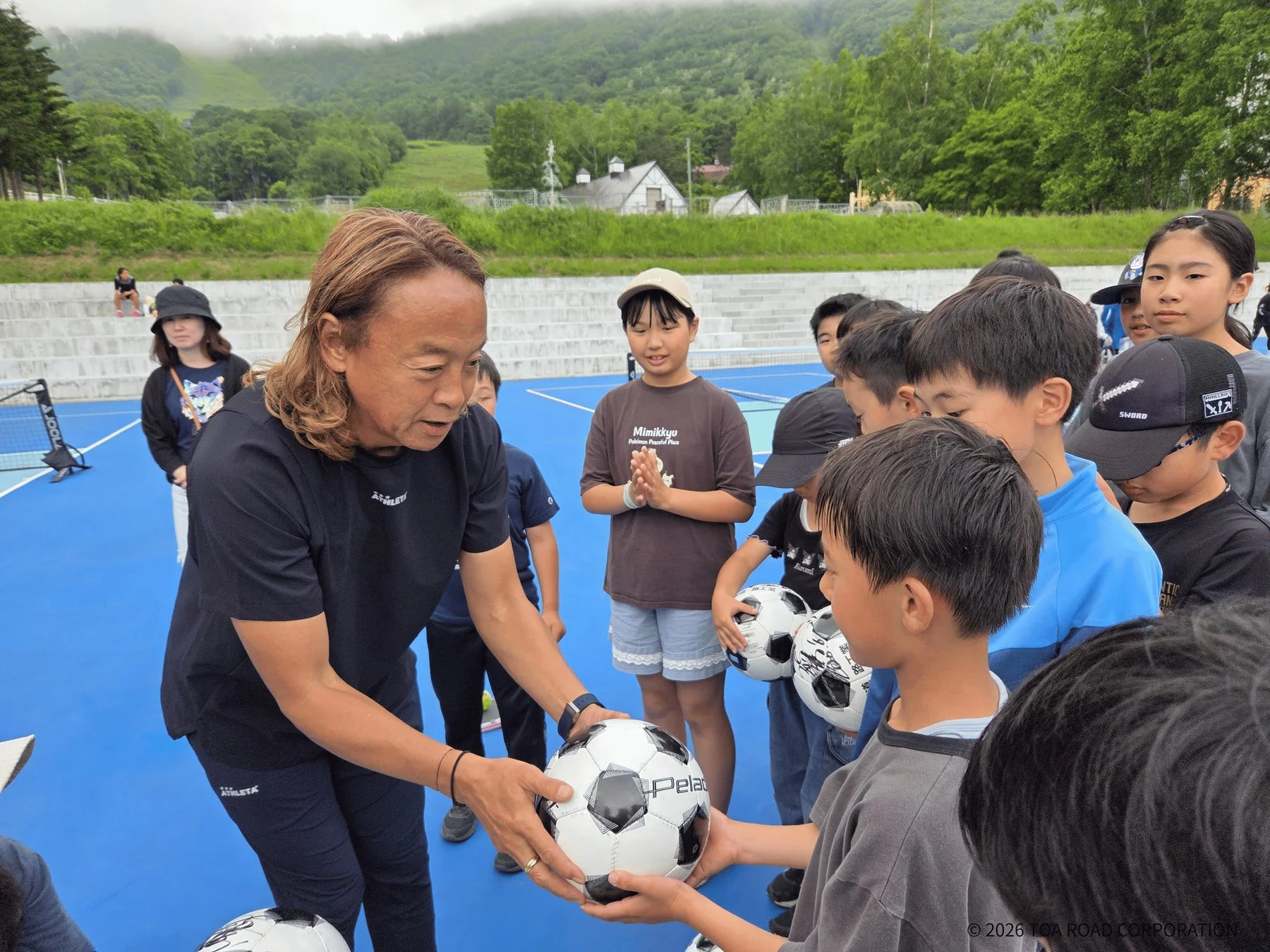 北澤豪氏と子どもたち
