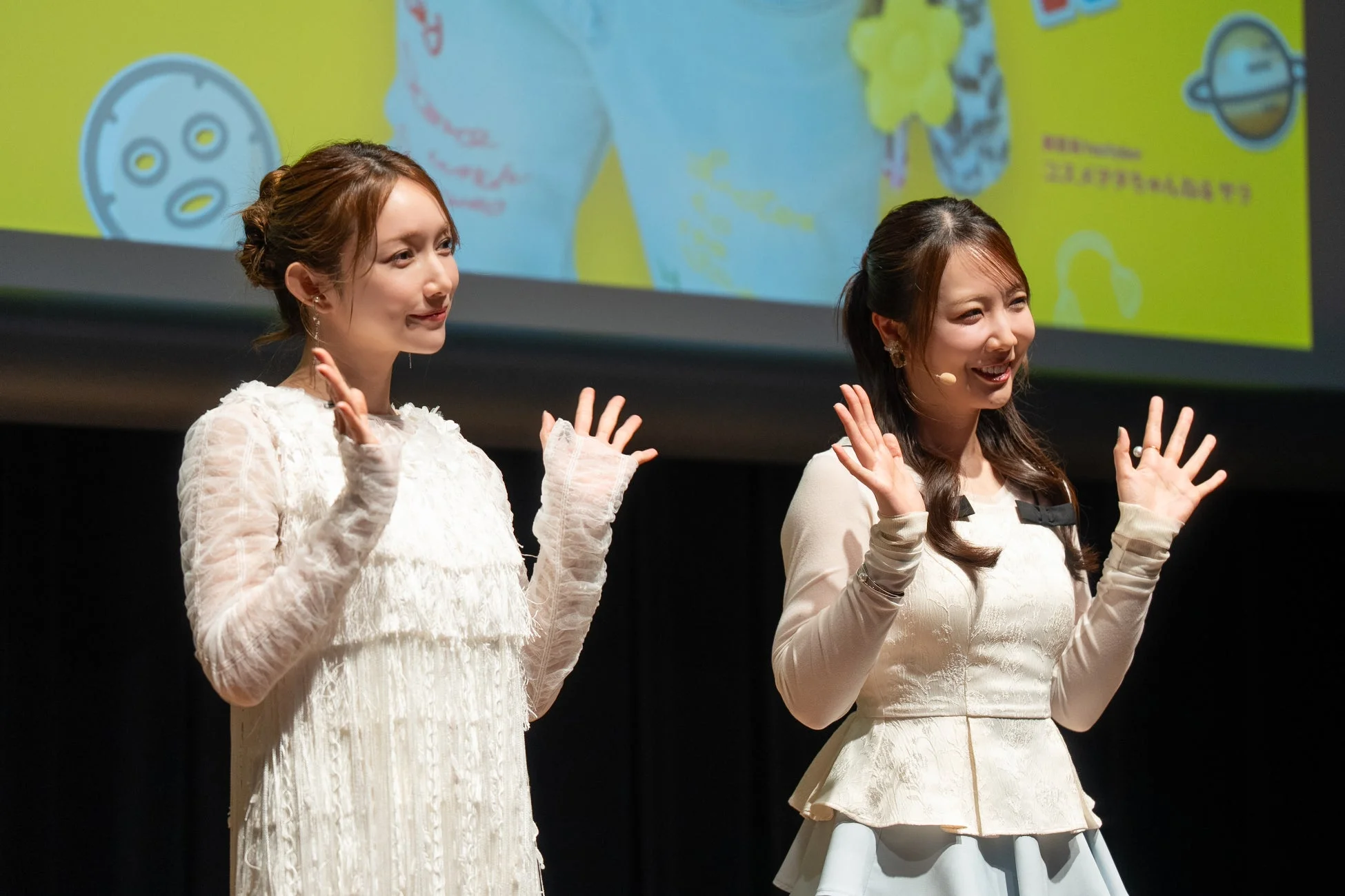 トークステージに登壇したコスメヲタちゃんねるサラさんと後藤真希さん