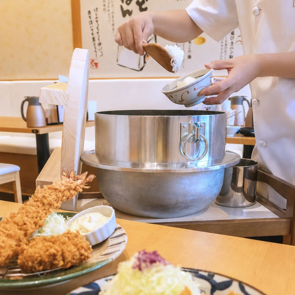 大かまどごはんをよそる様子
