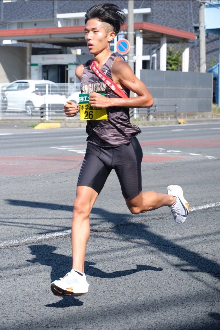 ロードレースを力走する若い男性アスリート