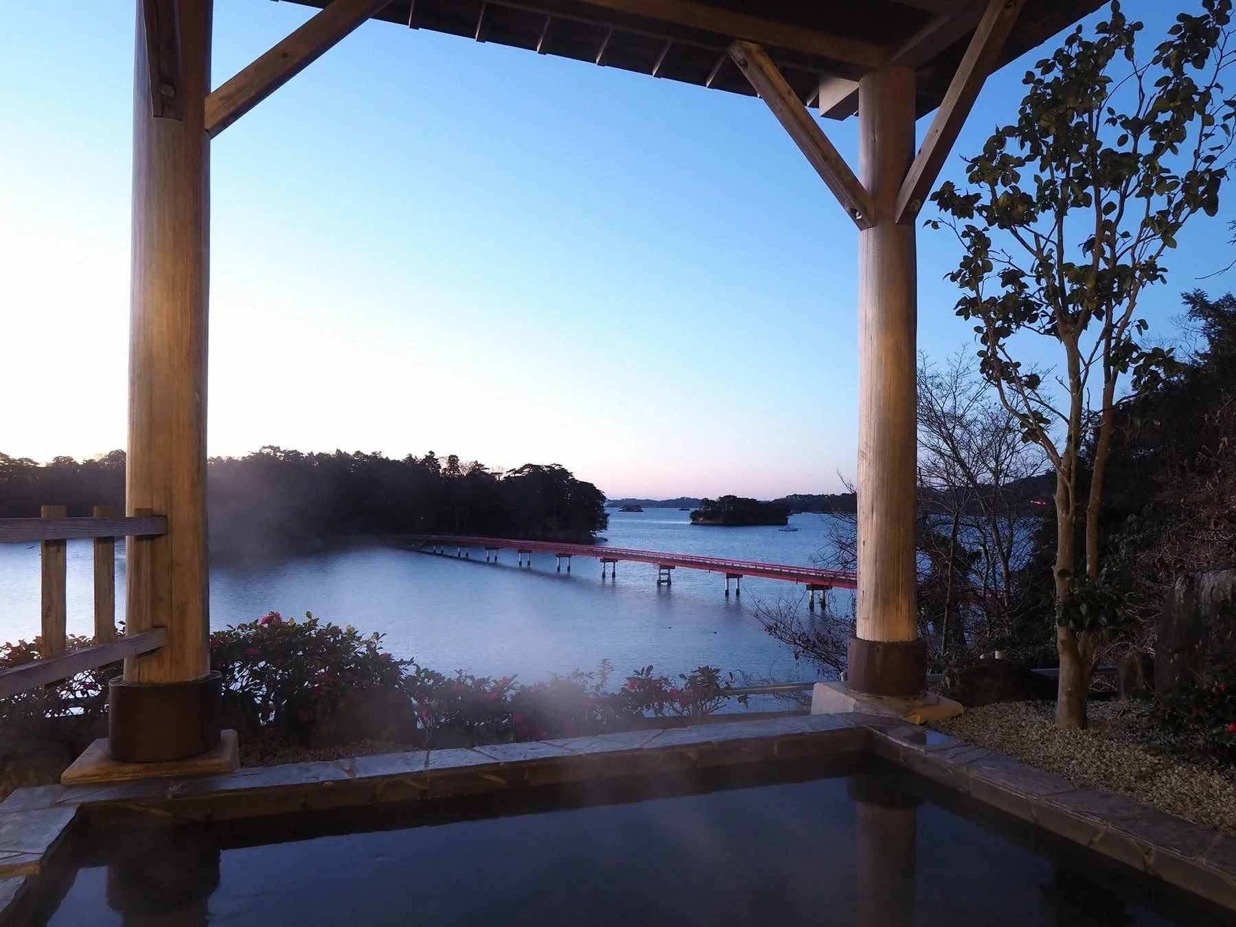 露天風呂から望む松島湾の夕暮れ