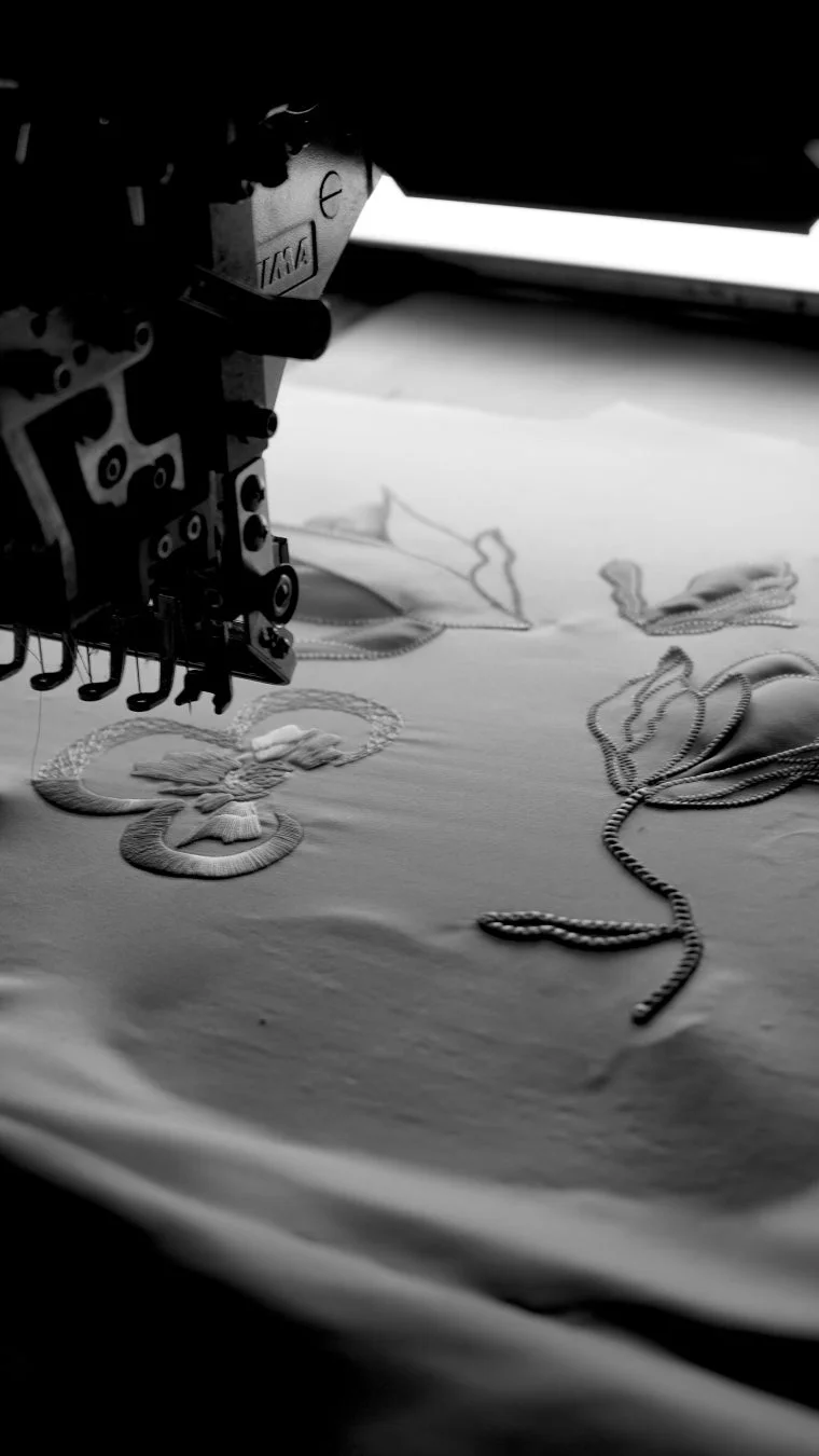 花柄刺繍を施す工業用刺繍機