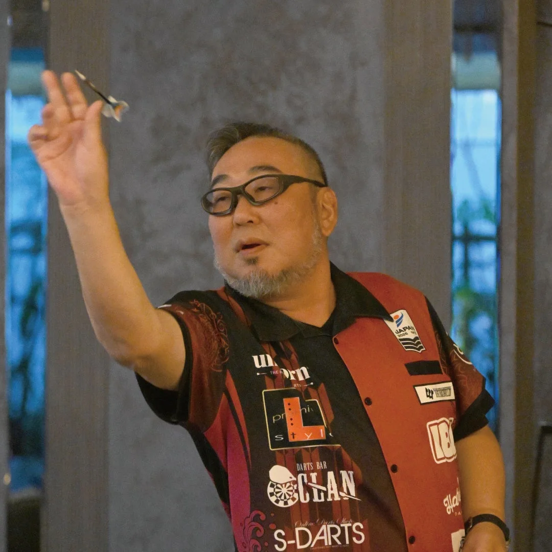 ダーツを構える龍波光彦選手