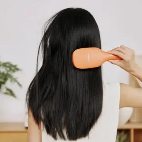 髪をブラッシングする女性