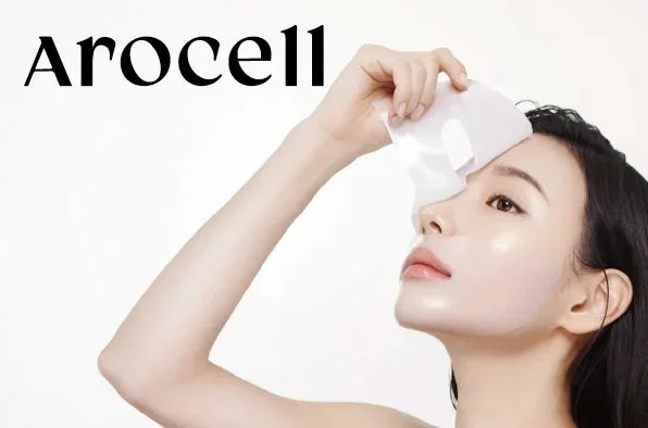 AROCELLのシートマスクを使う女性