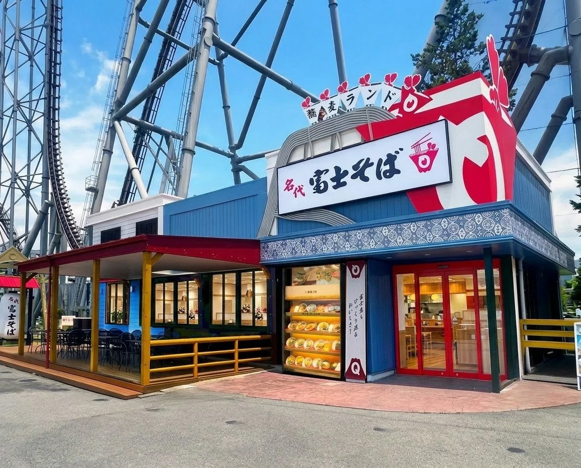 店舗外観とジェットコースター