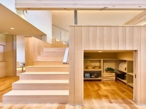明るい木材を基調としたモダンな住宅の室内