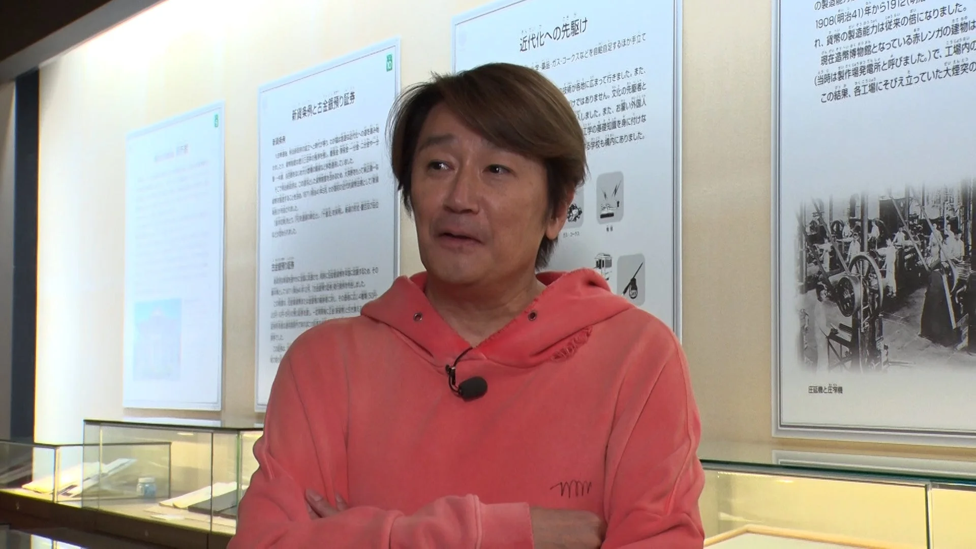 展示に見入る男性