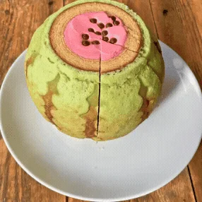 カットされたスイカバウムクーヘンの断面