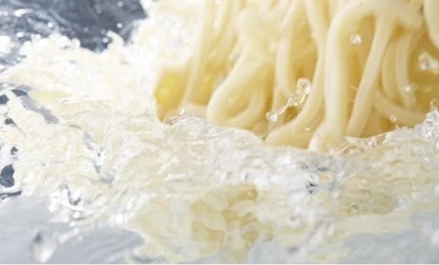 麺が水中に投入される様子