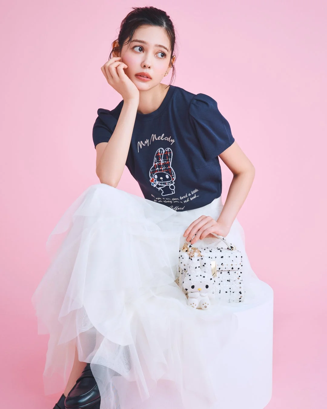 ネイビーのマイメロディTシャツとチュールスカート