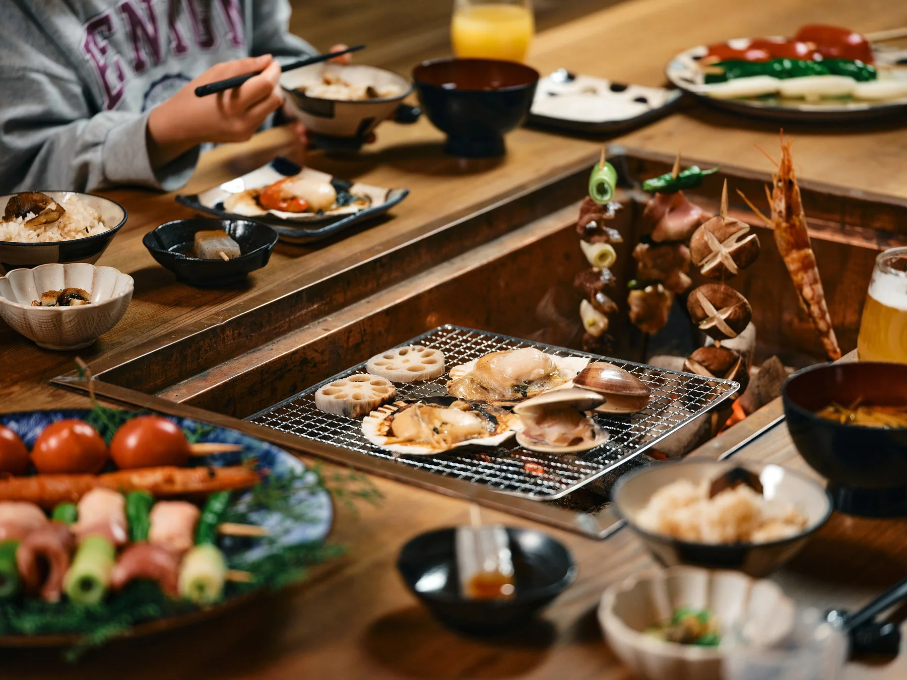 炉端焼きを楽しむ人々の様子