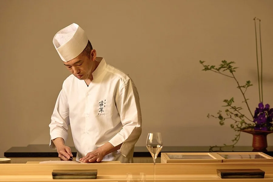 料理人がカウンターで準備する様子