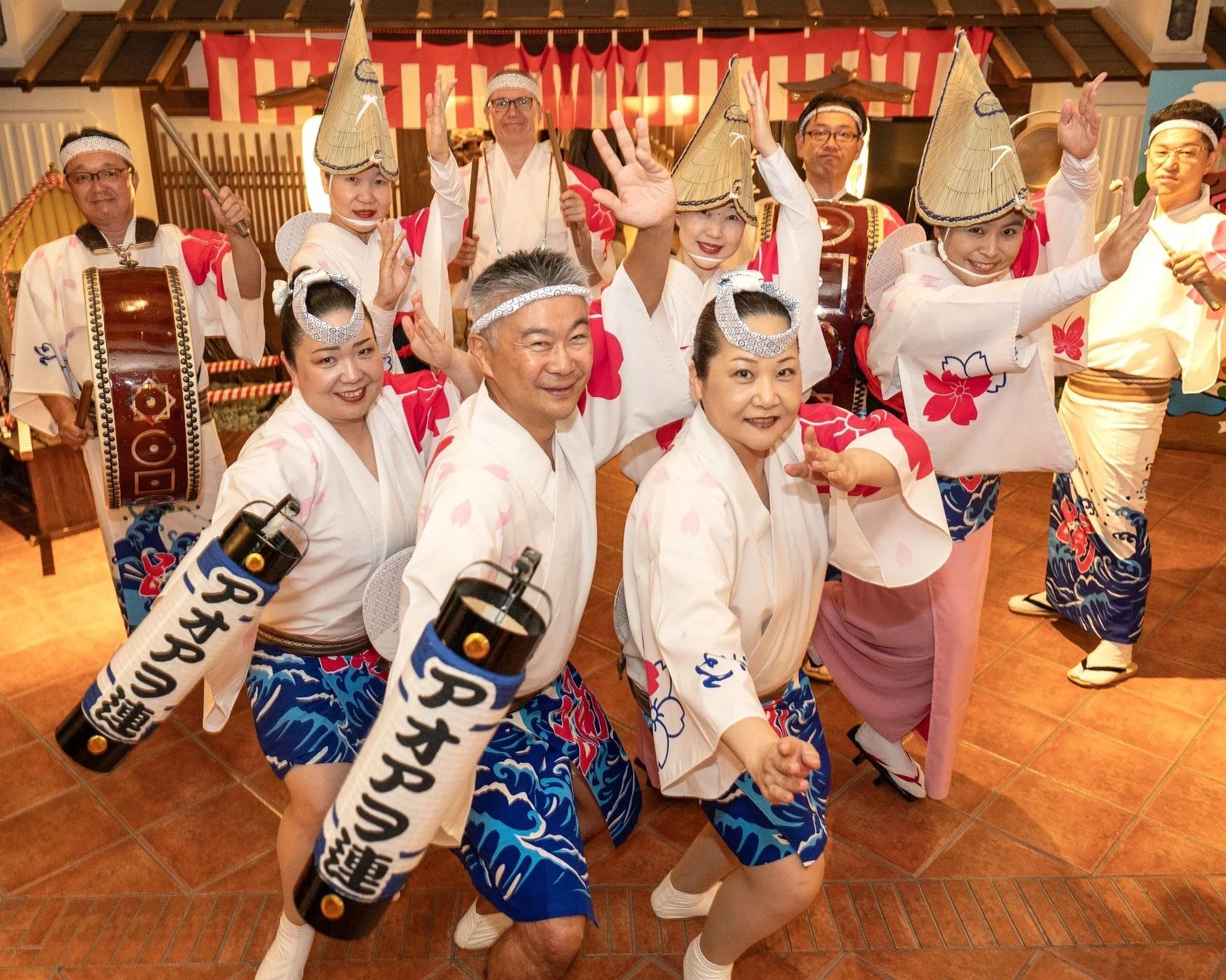 日本の伝統的な阿波踊りを踊る人々