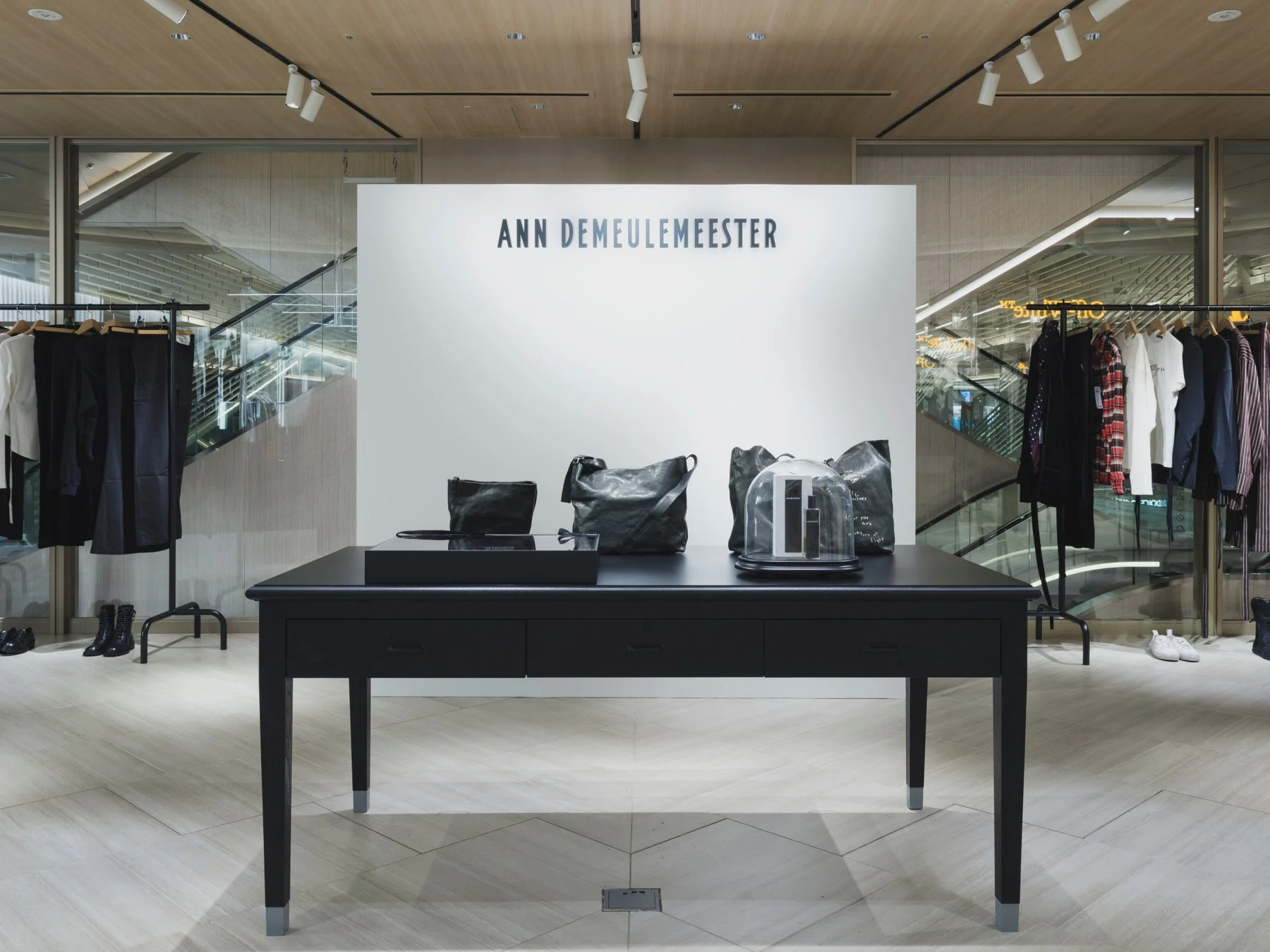 ANN DEMEULEMEESTERのバッグとディスプレイ