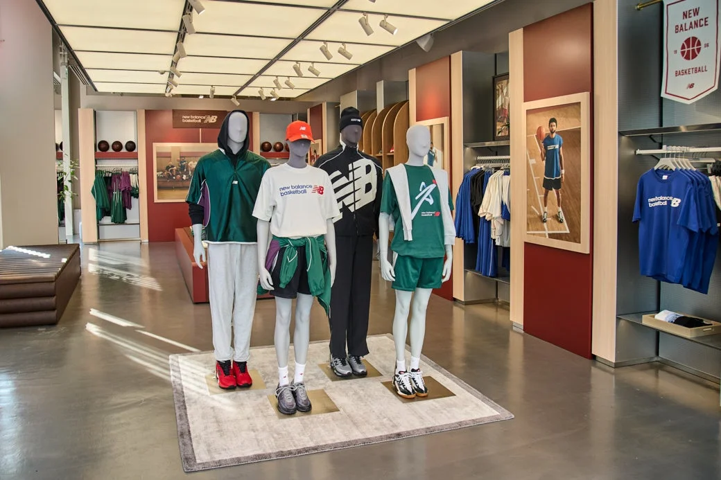 New Balanceのバスケットボールコレクションを展示する店舗の店内