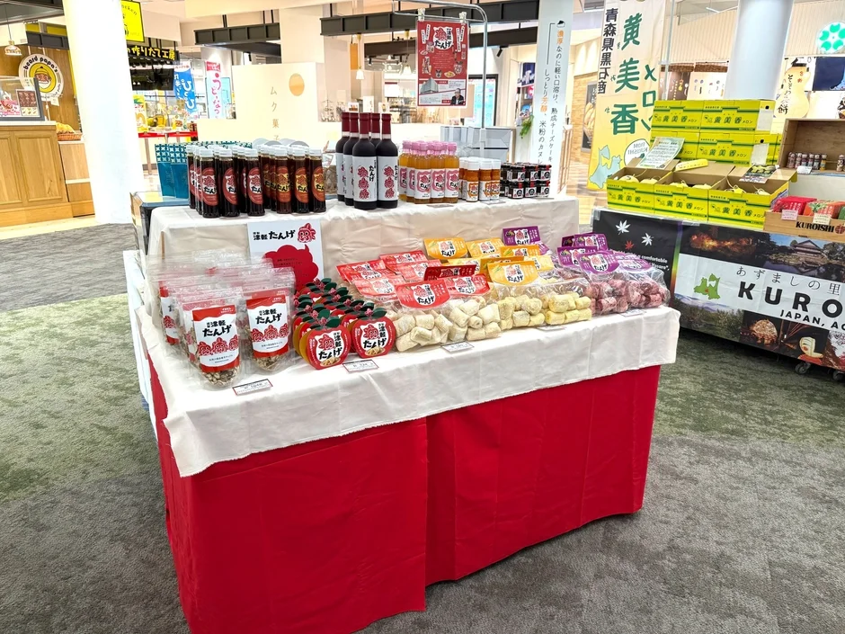 青森・津軽の特産品が並ぶマルシェブース