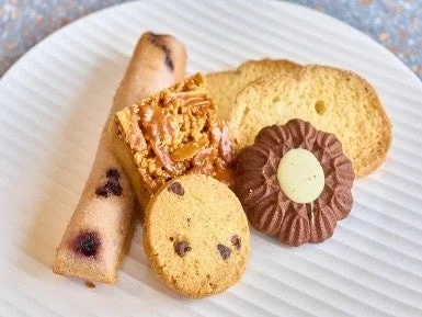 数種類の焼き菓子が盛り付けられた白い皿