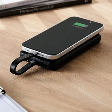 スマートフォンをモバイルバッテリーで充電