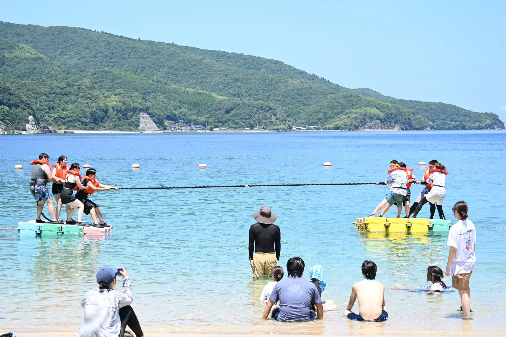 海上綱引きの様子