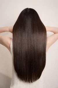 ストレートヘアの後ろ姿