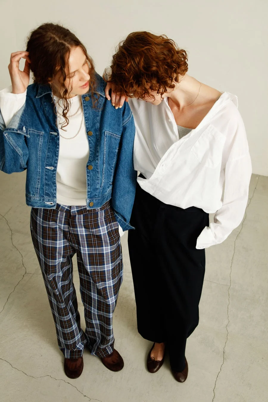 カジュアルな服装の二人の女性