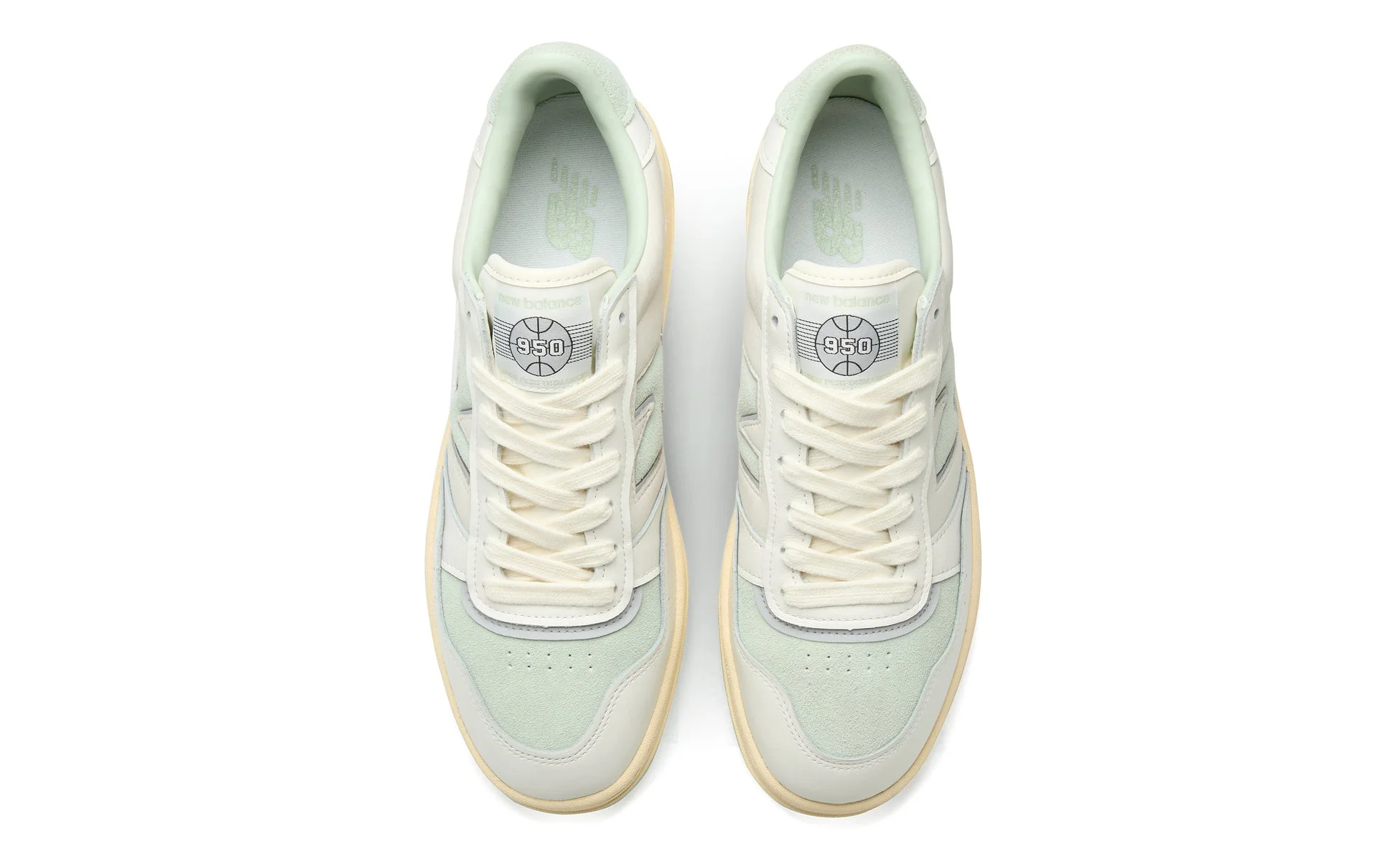 ミントグリーンとクリーム色のNew Balance 950スニーカー