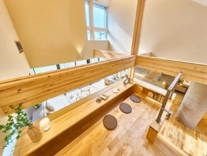 広々とした吹き抜けのあるモダンな室内空間