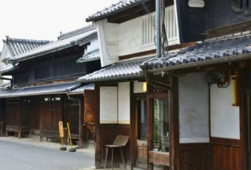 伝統的な日本家屋が並ぶ街並み