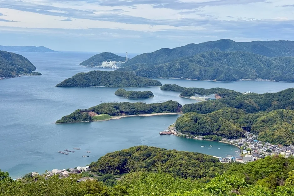湾に広がる養殖施設