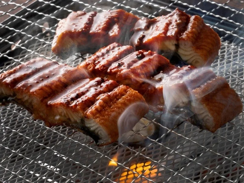 網の上で焼かれるうなぎ
