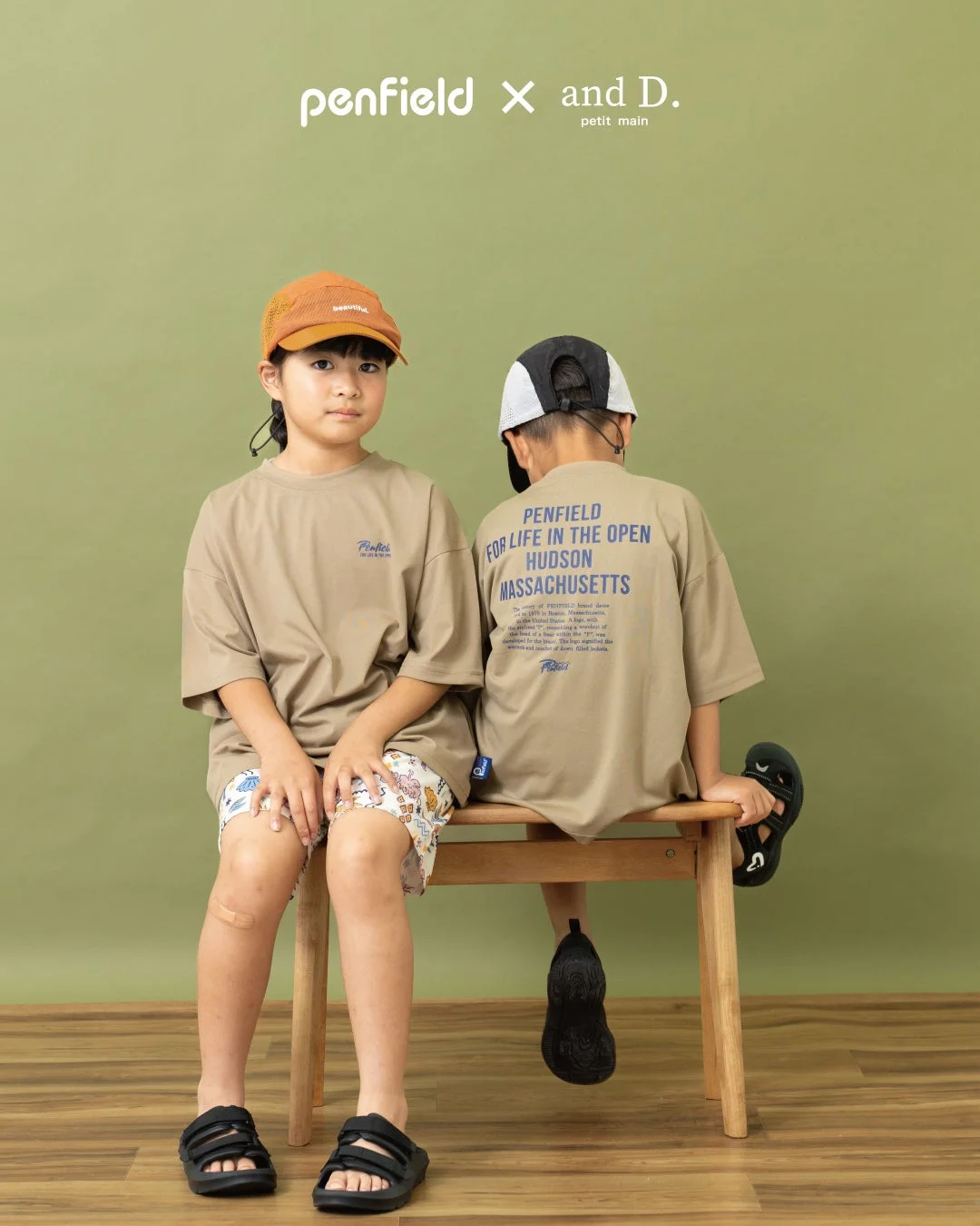 Penfieldとpetit mainのコラボレーションTシャツとショートパンツを着用した2人の子供