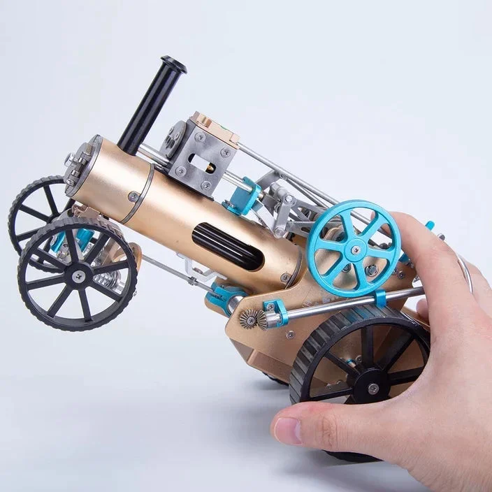 真鍮色の本体に黒い車輪と水色のアクセントが特徴的な機械模型が写っています