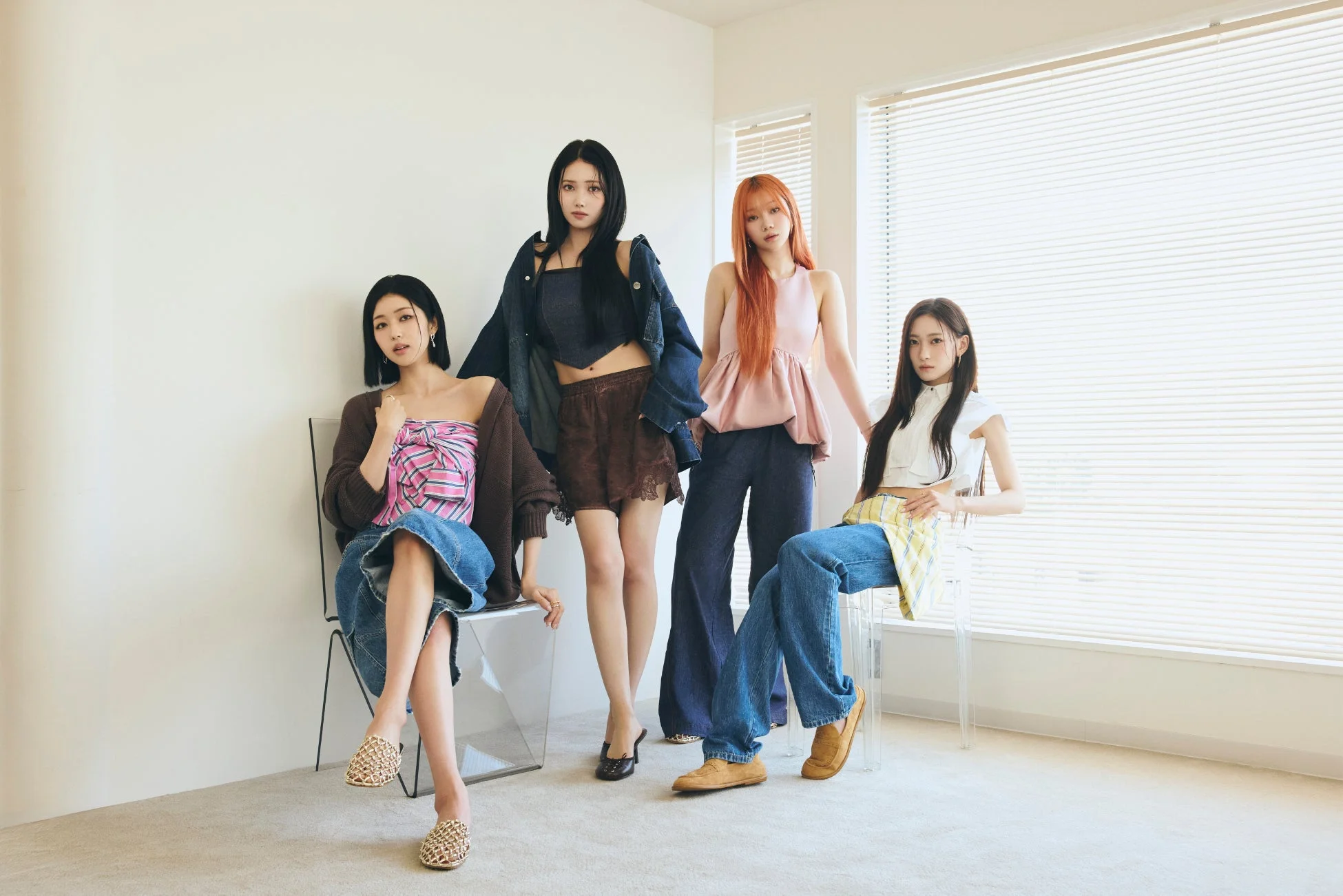 4人の若い女性がカジュアルファッションでポーズをとっています