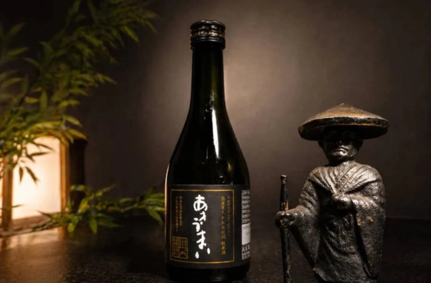 日本酒「あきうまい」と僧侶のような像