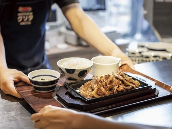 店員が客に定食を提供している様子