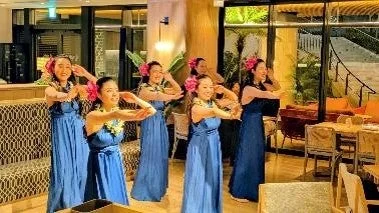 フラダンス、ハワイアン、女性、グループ、ダンス、パフォーマンス、青いドレス、花飾り、イベント、リゾート、文化