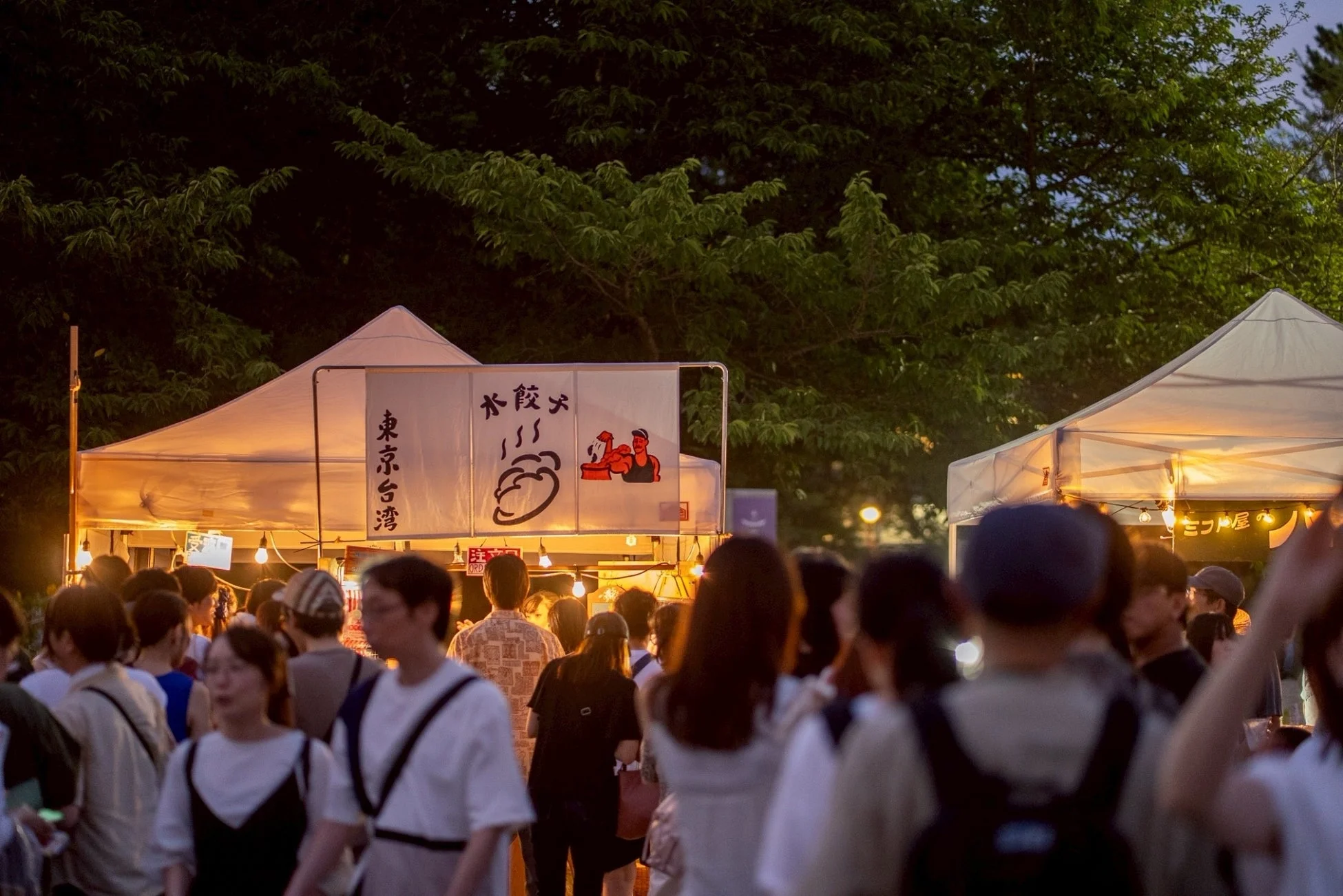 夜市で賑わう屋台の様子