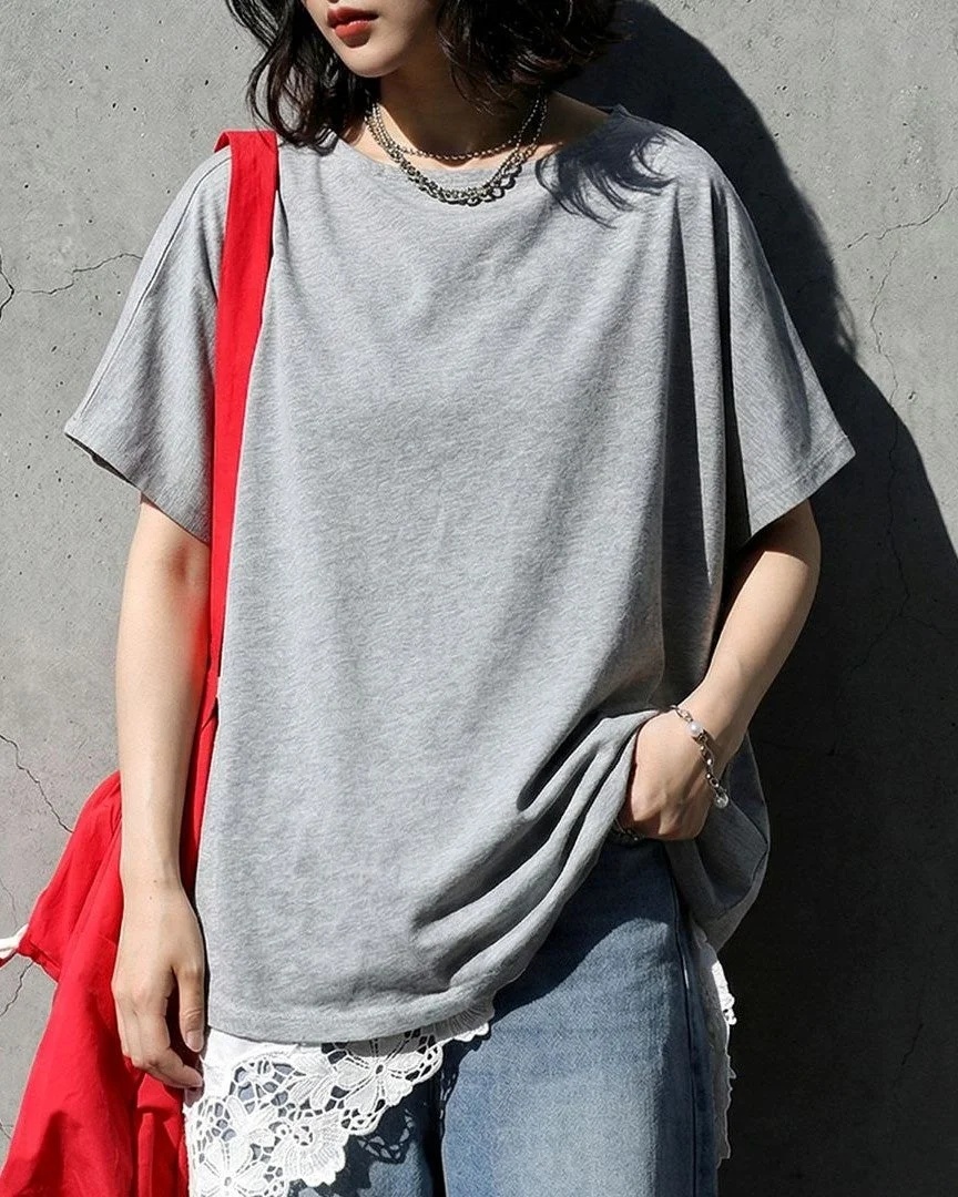 グレーのオーバーサイズTシャツを着た女性