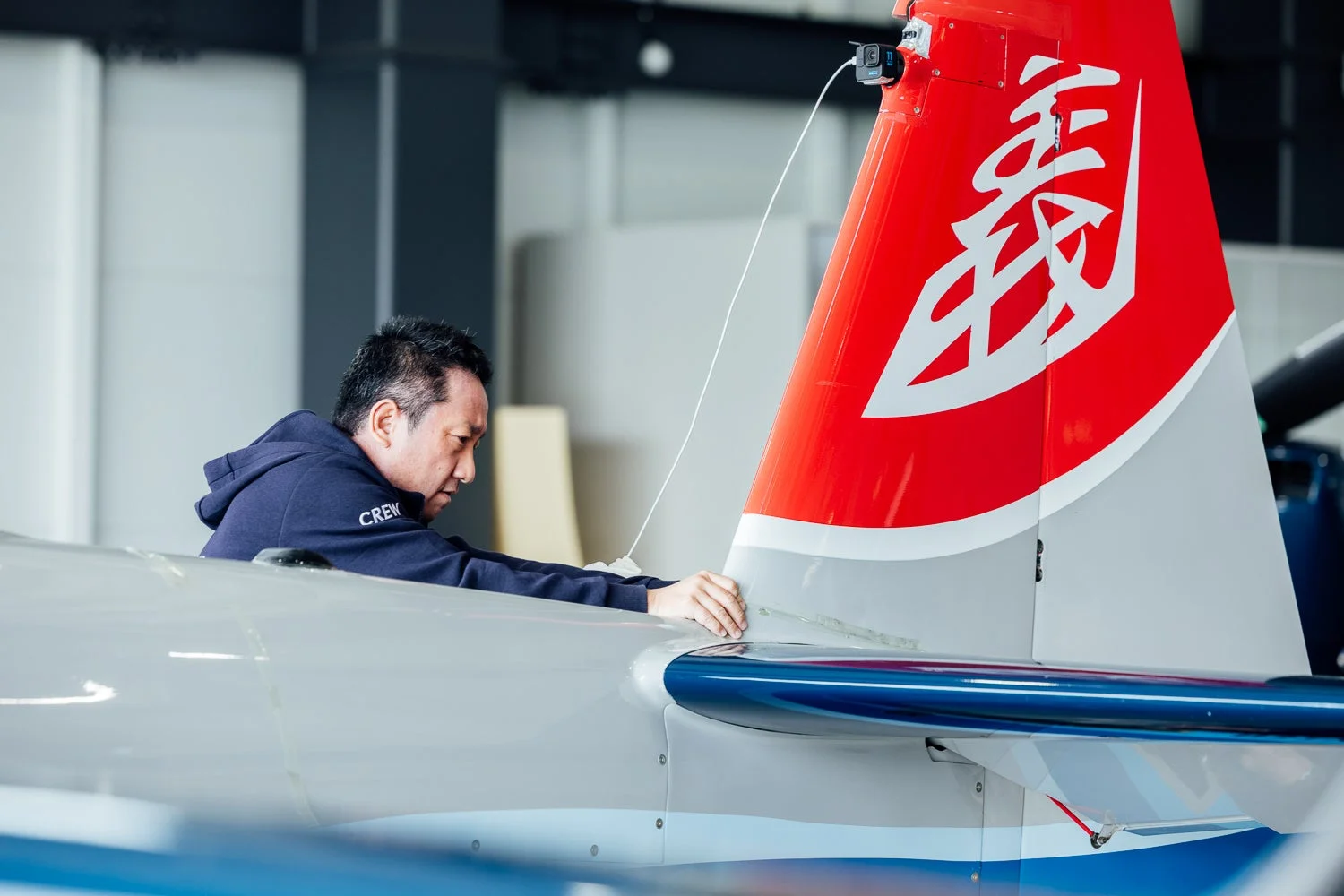 格納庫で航空機を点検するクルー