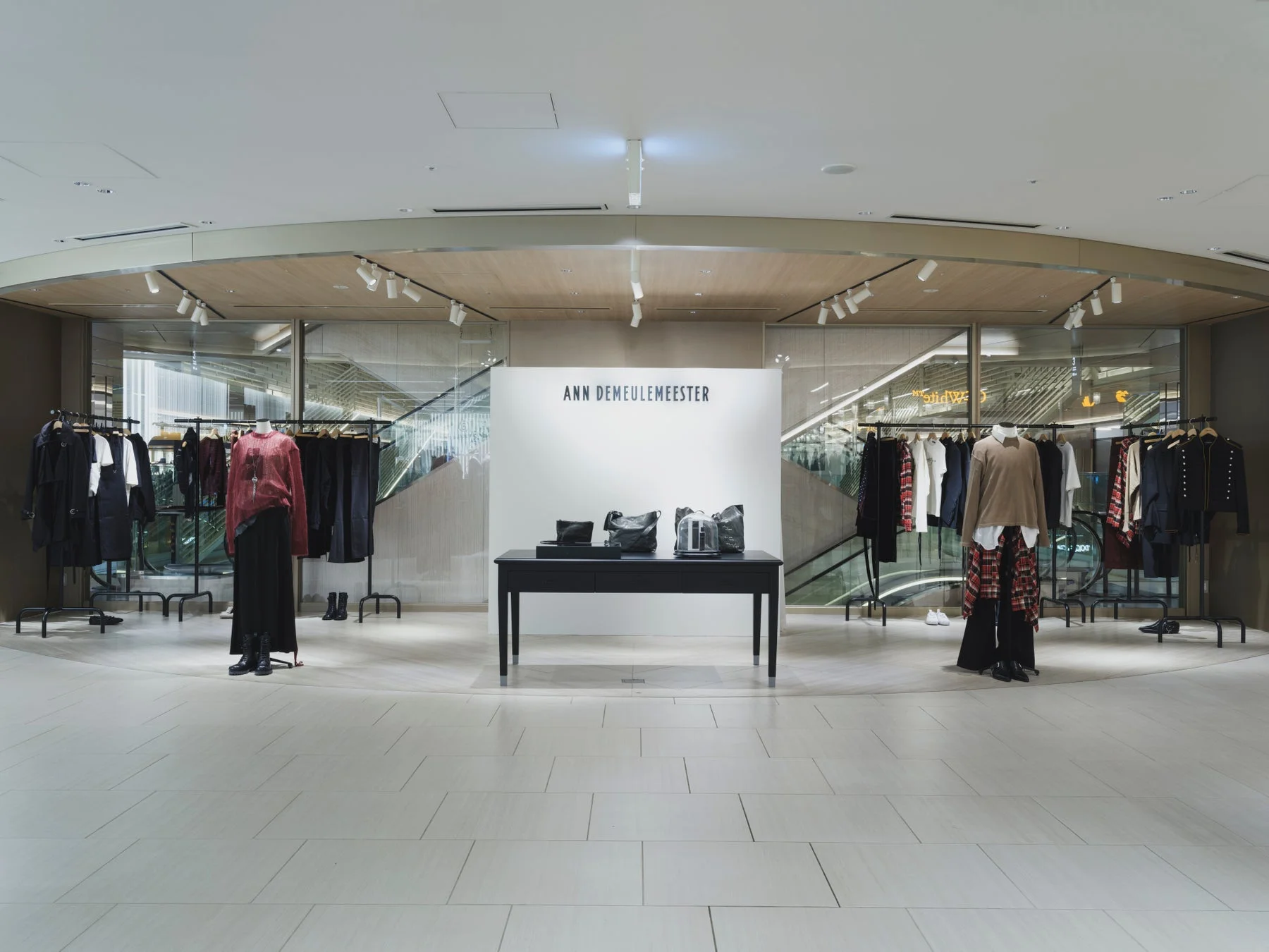ANN DEMEULEMEESTERのショップ内観