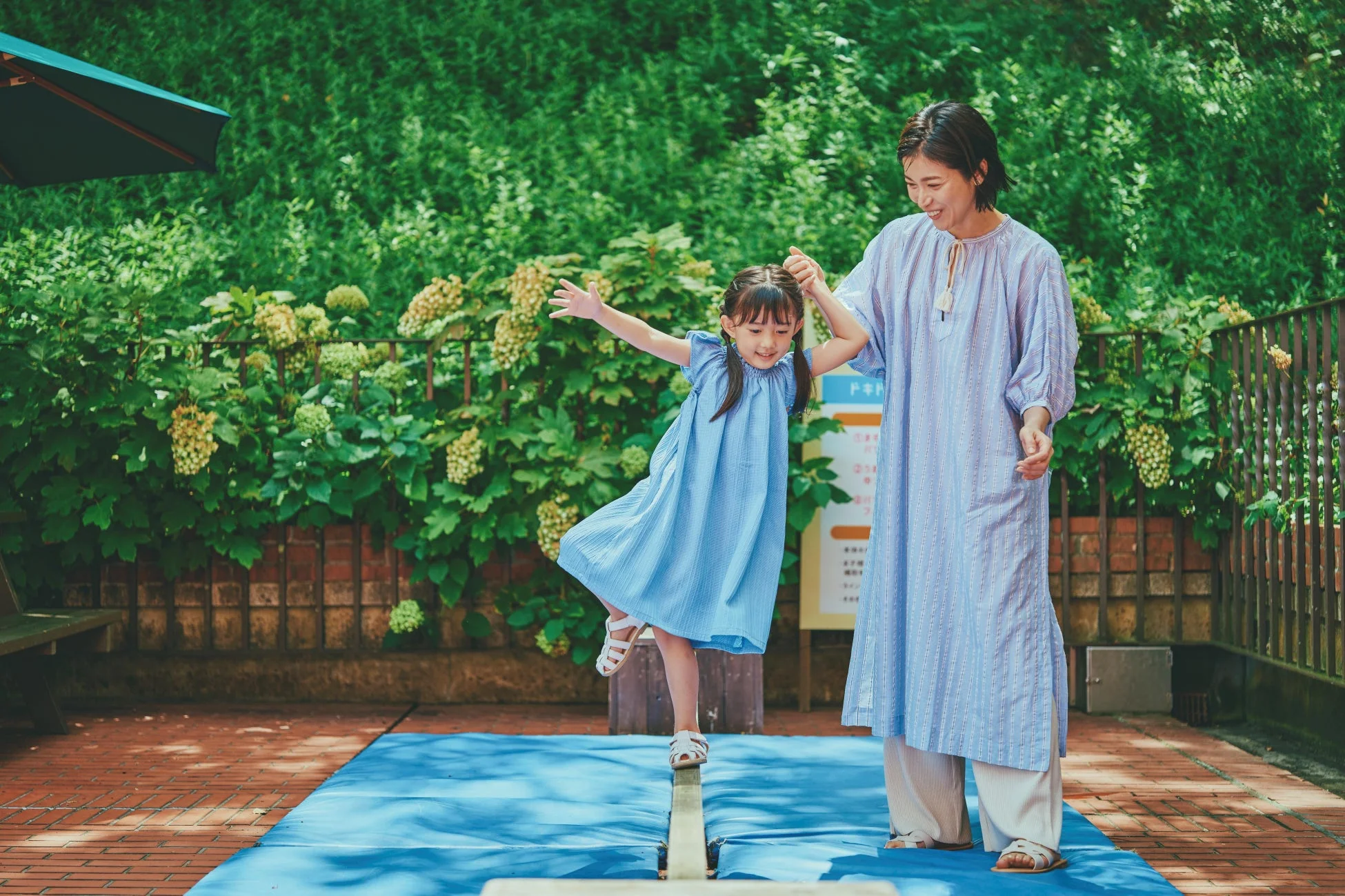 わんぱくパークで遊ぶ親子