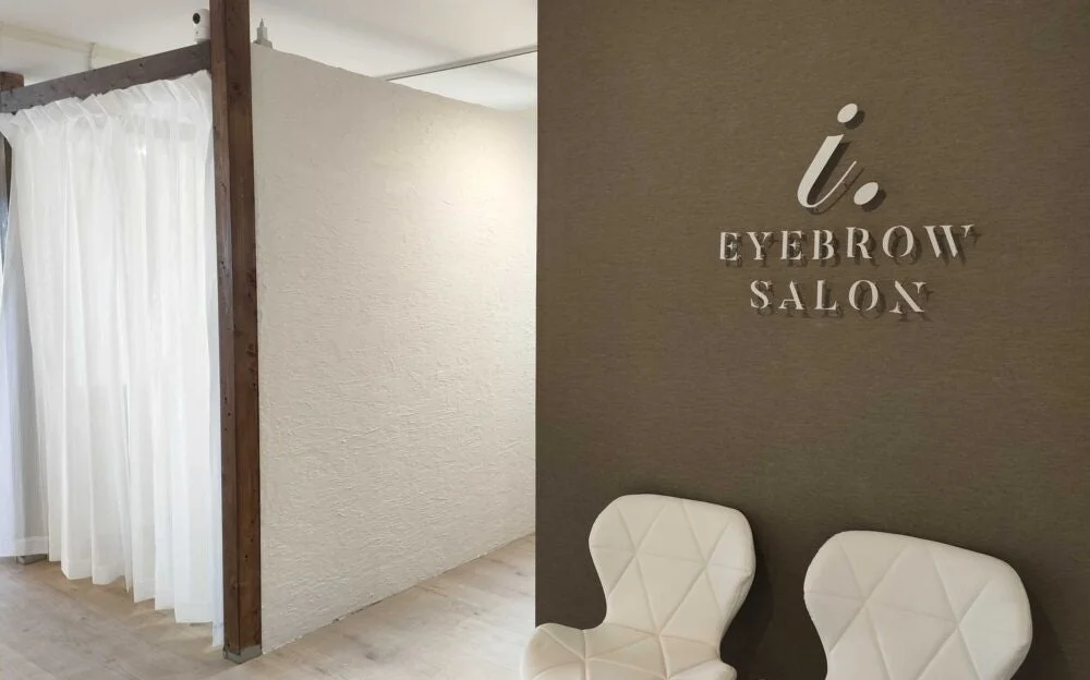 i.EYEBROWSALONの待合室