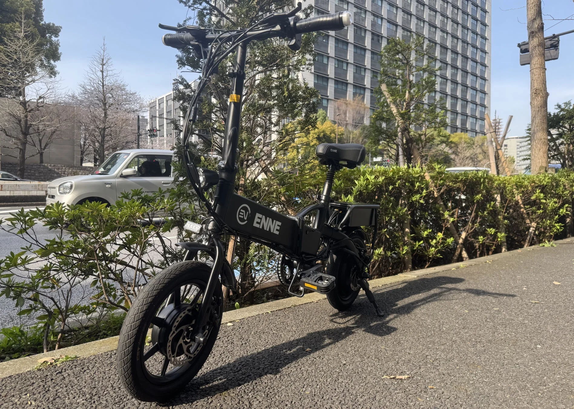ENNE ZERO 街路樹と自転車