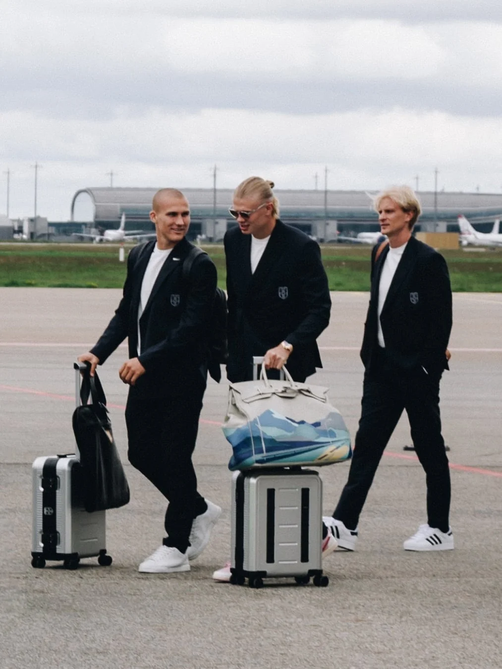 空港を歩くノルウェー代表チーム