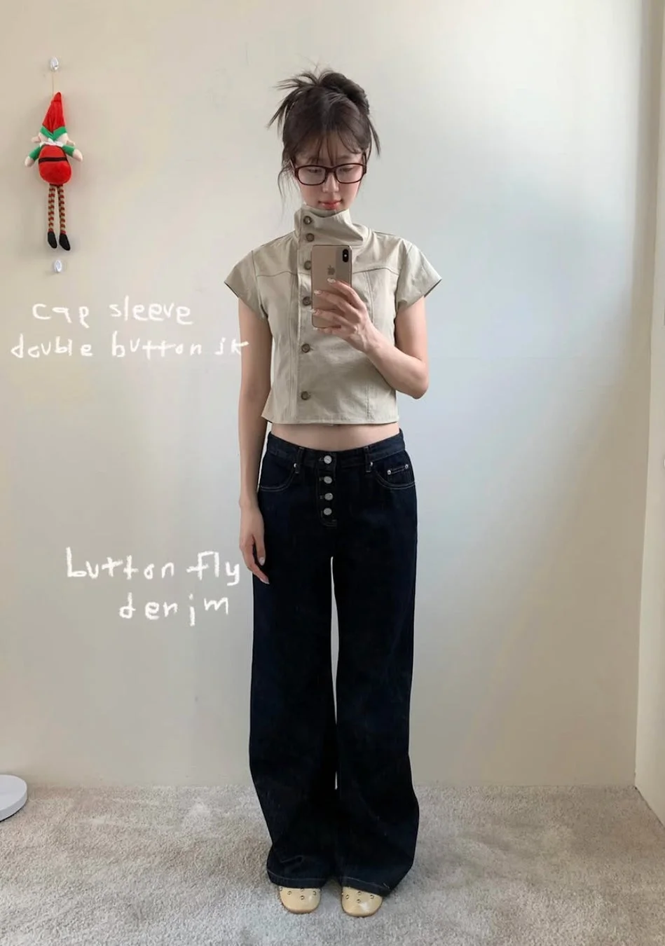 キャップスリーブトップスとデニムのコーディネート