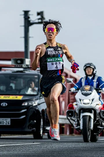 創価大学のユニフォームを着た男性ランナー
