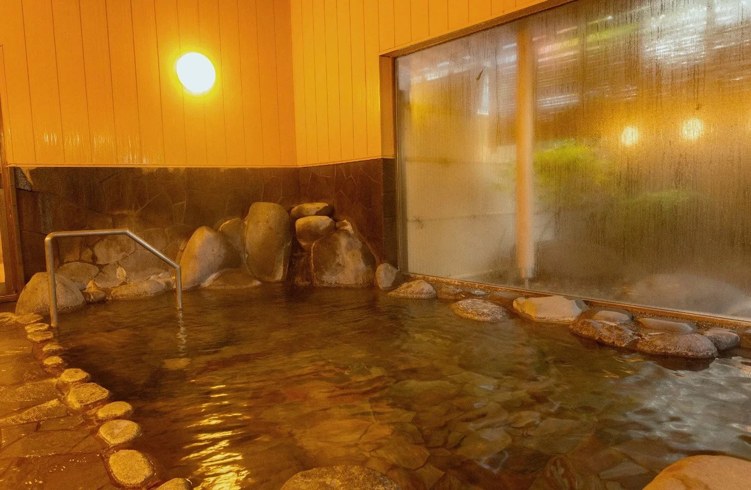 自然石が配された温泉大浴場