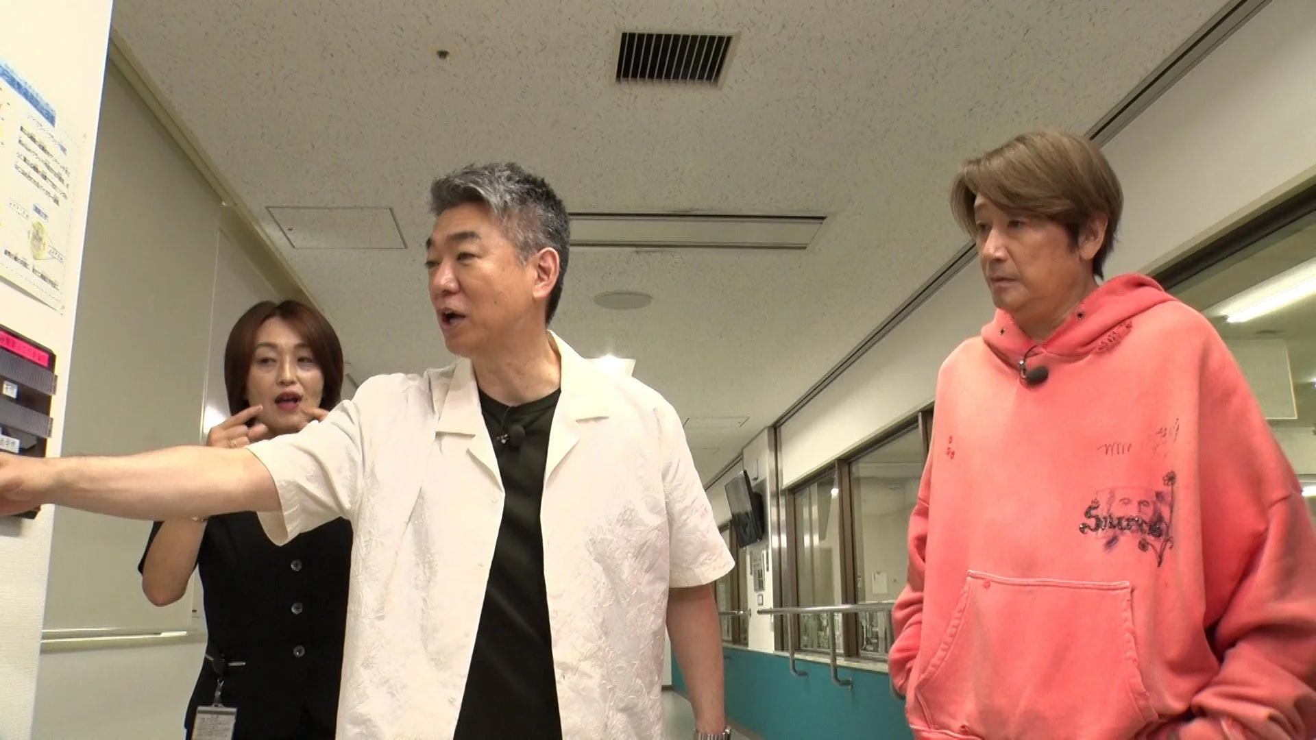 ガイドさんの説明を聞く3人